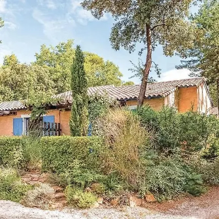 Mazet Provencal Dans Village Gaujac (Gard)